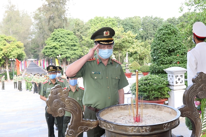 Deputy Minister Nguyen Van Thanh and delegates offer incense and wreaths in tribute to heroic martyrs.