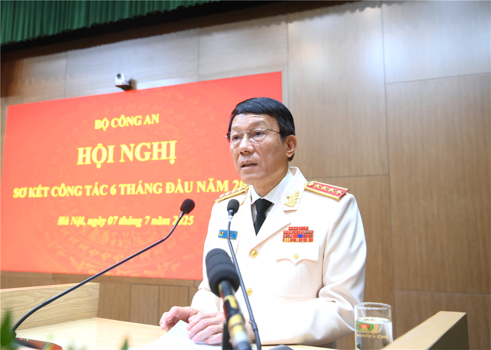 Minister Luong Tam Quang delivers opening speech at the conference.