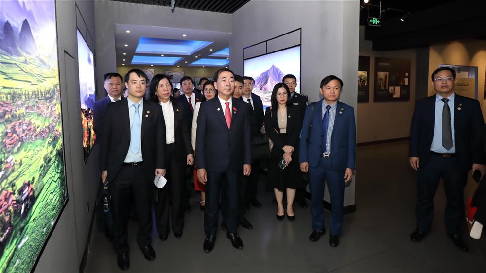Deputy Minister Tran Quoc To and the delegation visits the Drug Prevention and Information Center of the Yunnan Police College.