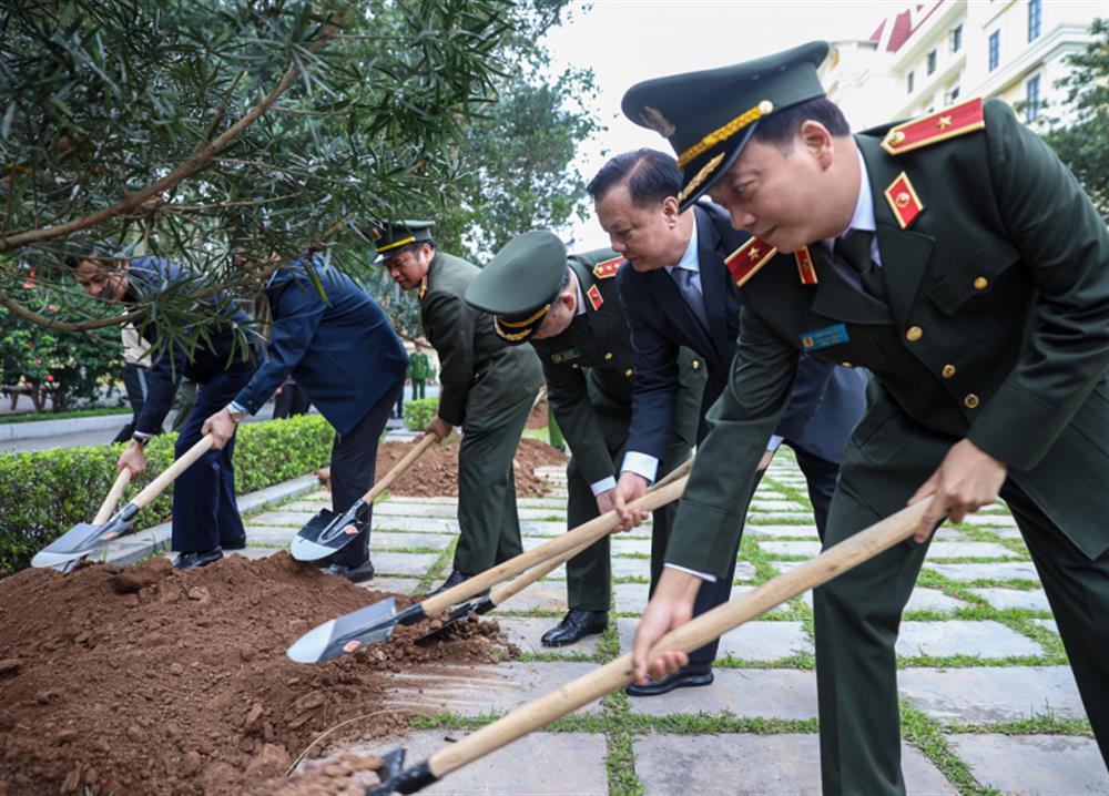 Minister To Lam and delegates plant trees on the campus of Ninh Binh Provincial Police Department.