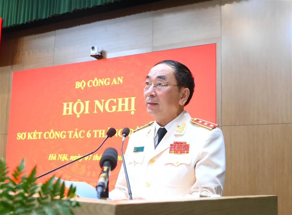 Deputy Secretary of the PSCPC and Deputy Minister of Public Security Senior Lieutenant General Tran Quoc To moderates discussion session.