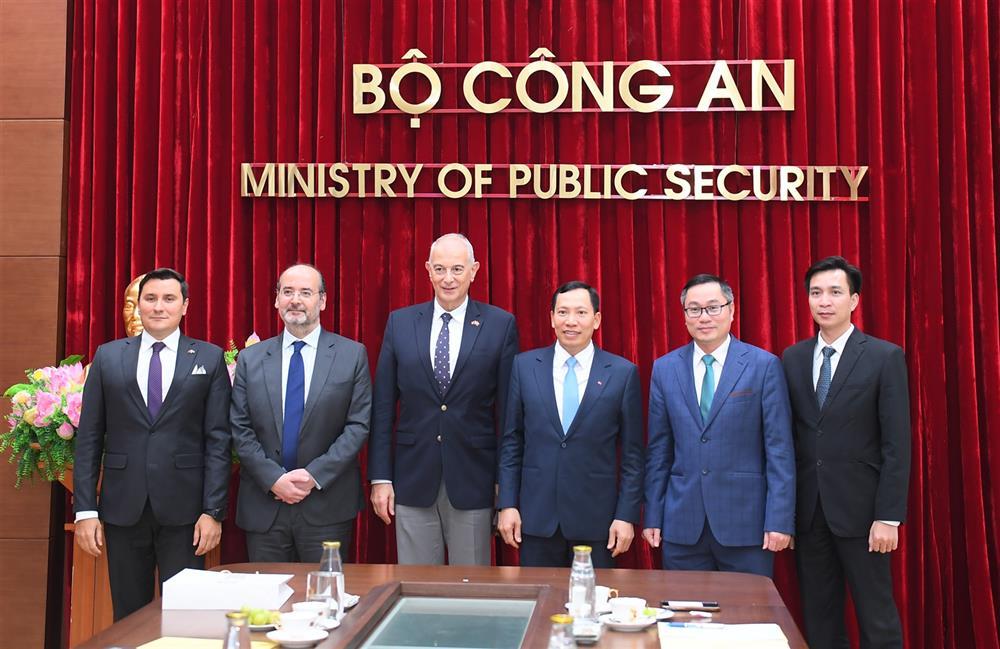 Deputy Minister Le Van Tuyen, Chairman Reha Denemec join delegates in a group photo.