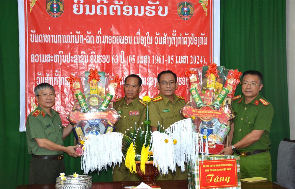 Leaders of Quang Nam Provincial Police present gifts to Se Kong Provincial Police Department on the occasion of 2024 Bunpimay and the 63rd anniversary of the establishment of the Lao Public Security Force.