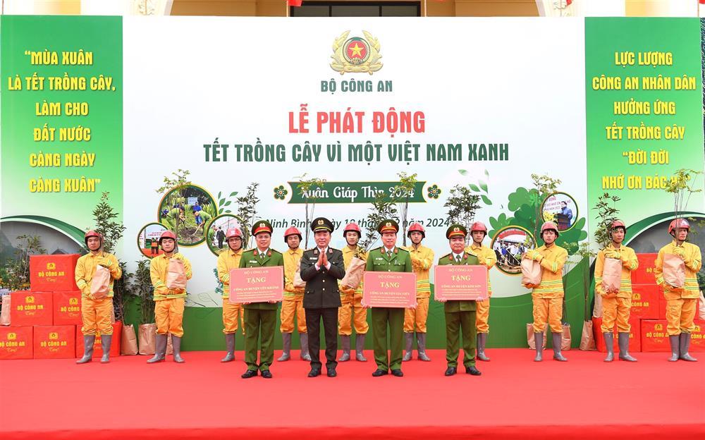 Deputy Minister Tran Quoc To presents gifts to the district police stations of Kim Son, Gia Vien and Yen Khanh.