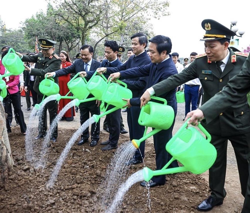 Minister To Lam and delegates plant trees at the Hoa Lu Ancient Capital Special National Relic Site.