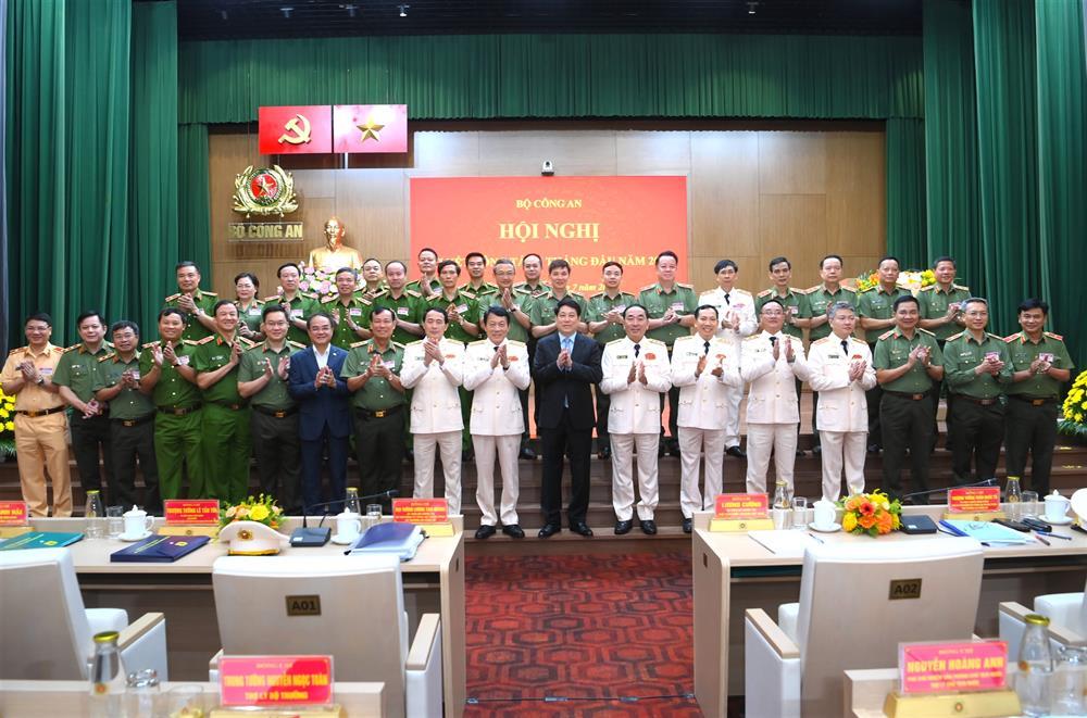 President Luong Cuong and other delegates in a group photo.