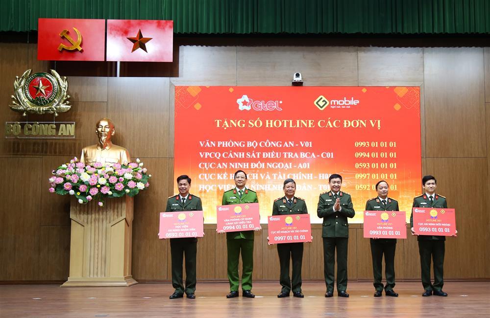 Director of the Department for Cyber Security and Hi-Tech CrimeLieutenant General Nguyen Minh Chinh awardsfive subunits running hotlines.