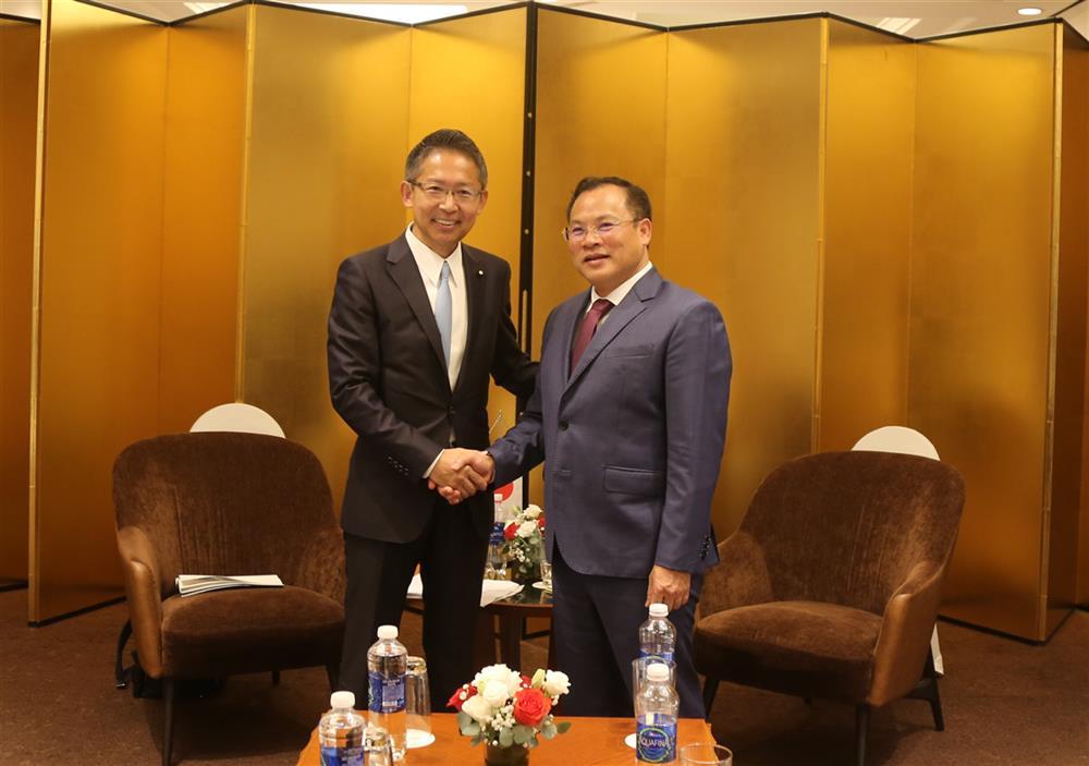 Deputy Minister Nguyen Van Long and Vice-Minister Nakagawa Takamoto attend the meeting.