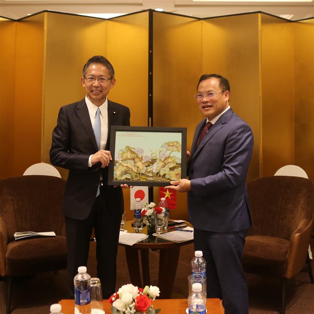 Deputy Minister Nguyen Van Long has talk with Vice-Minister Nakagawa Takamoto.