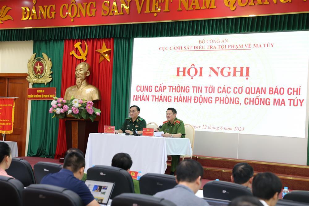 Director of the Counter-Narcotics Police Department Major General Nguyen Van Vien and Director of the Drug and Crime Prevention and Control Department under the Border Guard Command Major General Do Ngoc Canh co-chair the Q&A session answering reporters. 