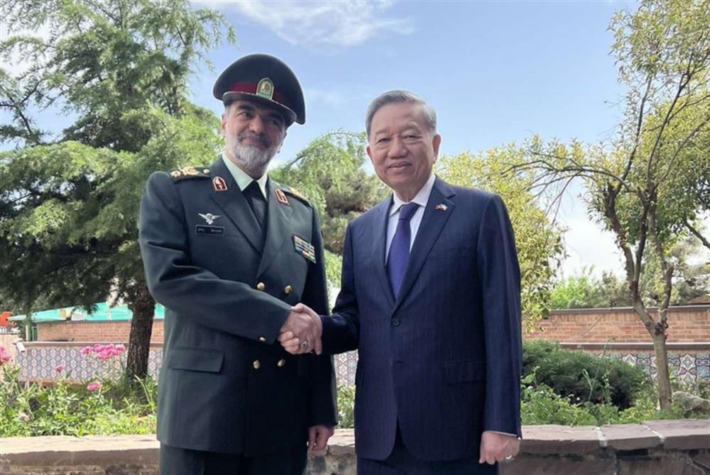 Minister To Lam meets with Commander-in-Chief of the National Police of Iran Ahmad Reza Radan.