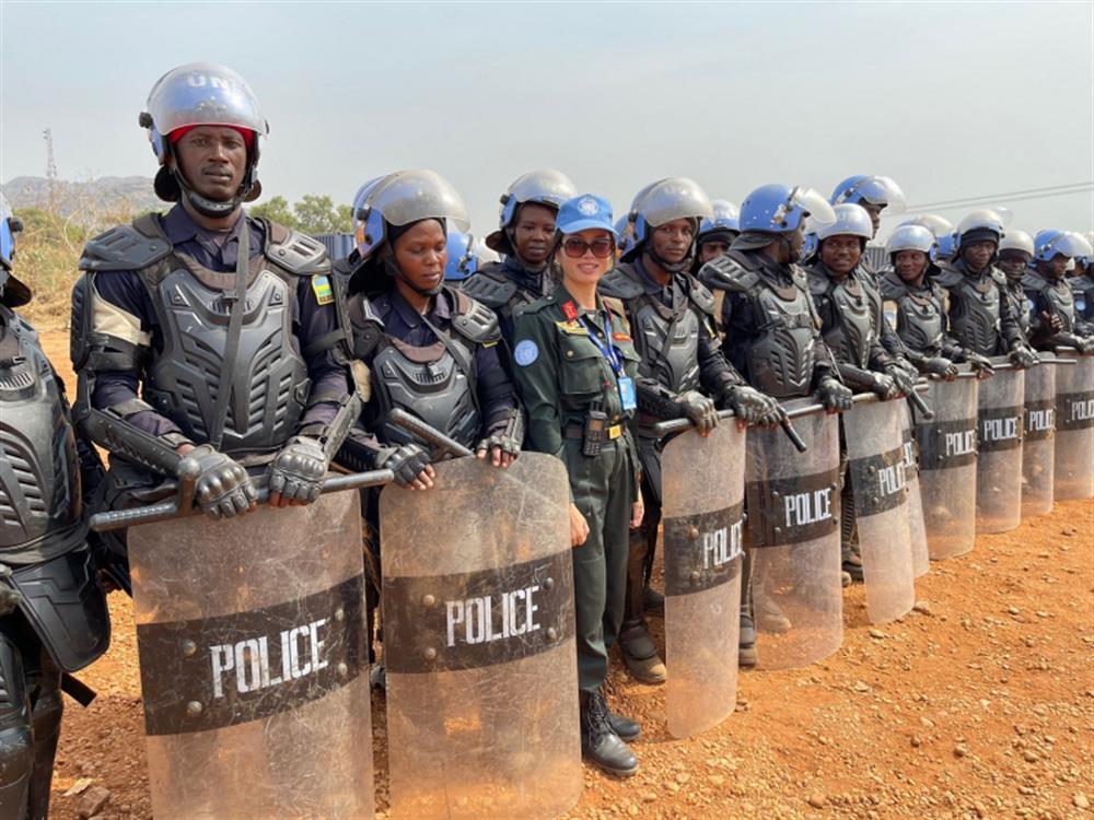 Lieu tenant Colonel Luong Thi Tra Vinh participates in a simulated emergency situation exercise in Juba division, South Sudan.