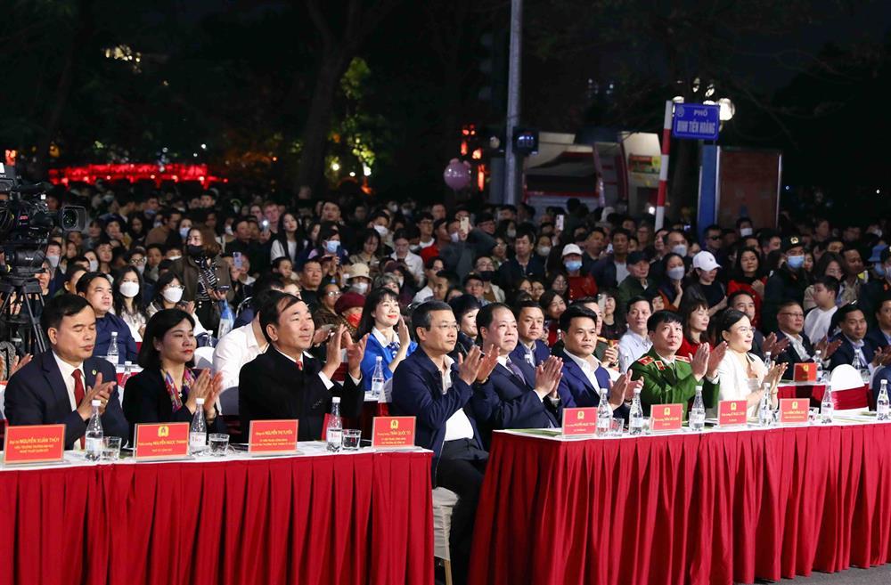 Deputy Minister Tran Quoc To and delegates at the artistic program.
