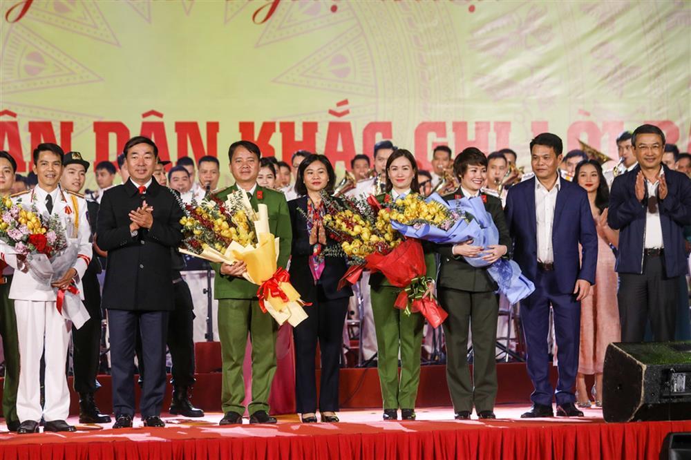Deputy Minister Tran Quoc To and other delegates present flowers to participating artists.